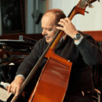 Jazzbassist Hans Mantel tijdens concert